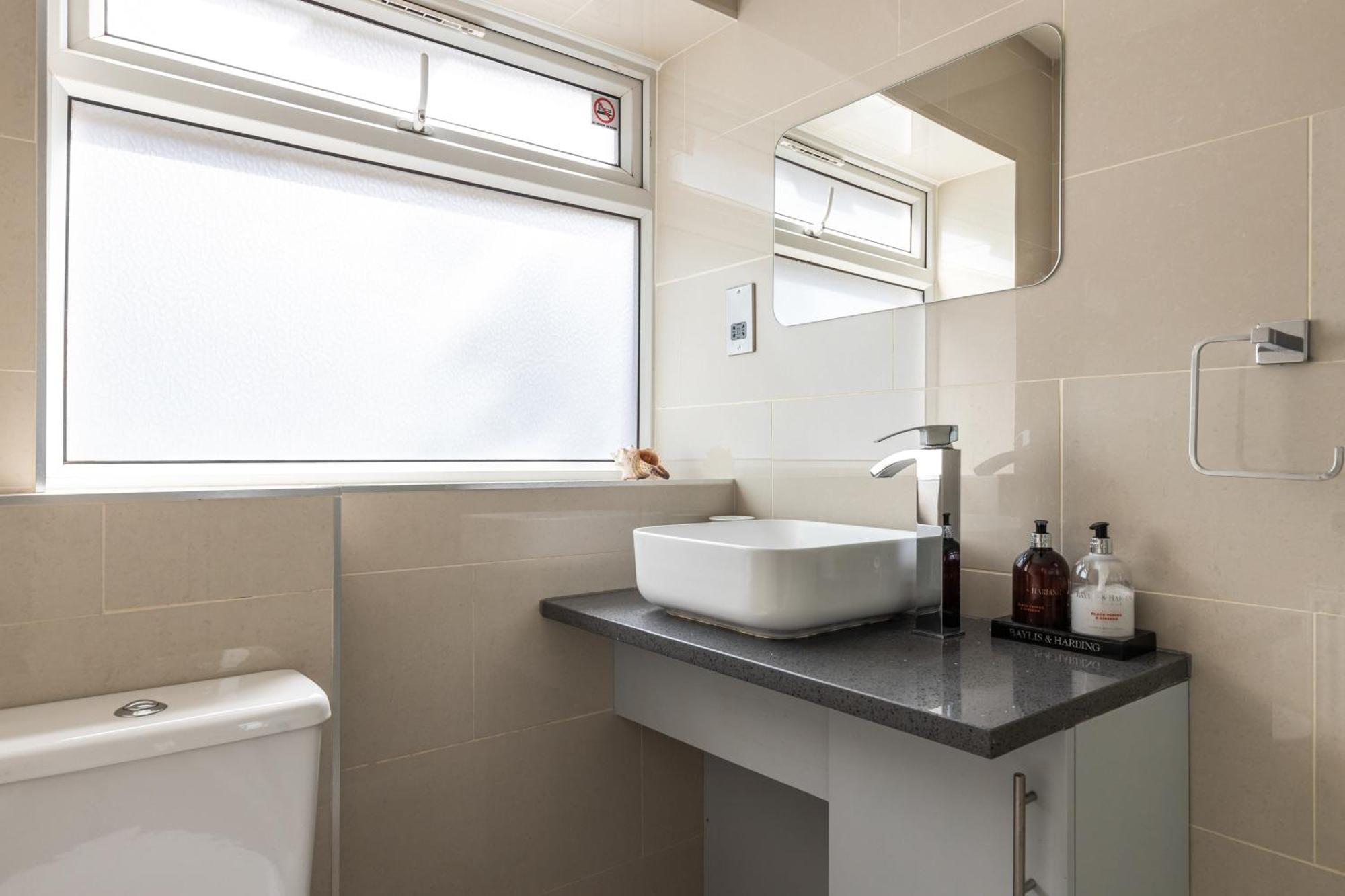 King Studio Apartment With Garden And Parking Ealing Bagian luar foto