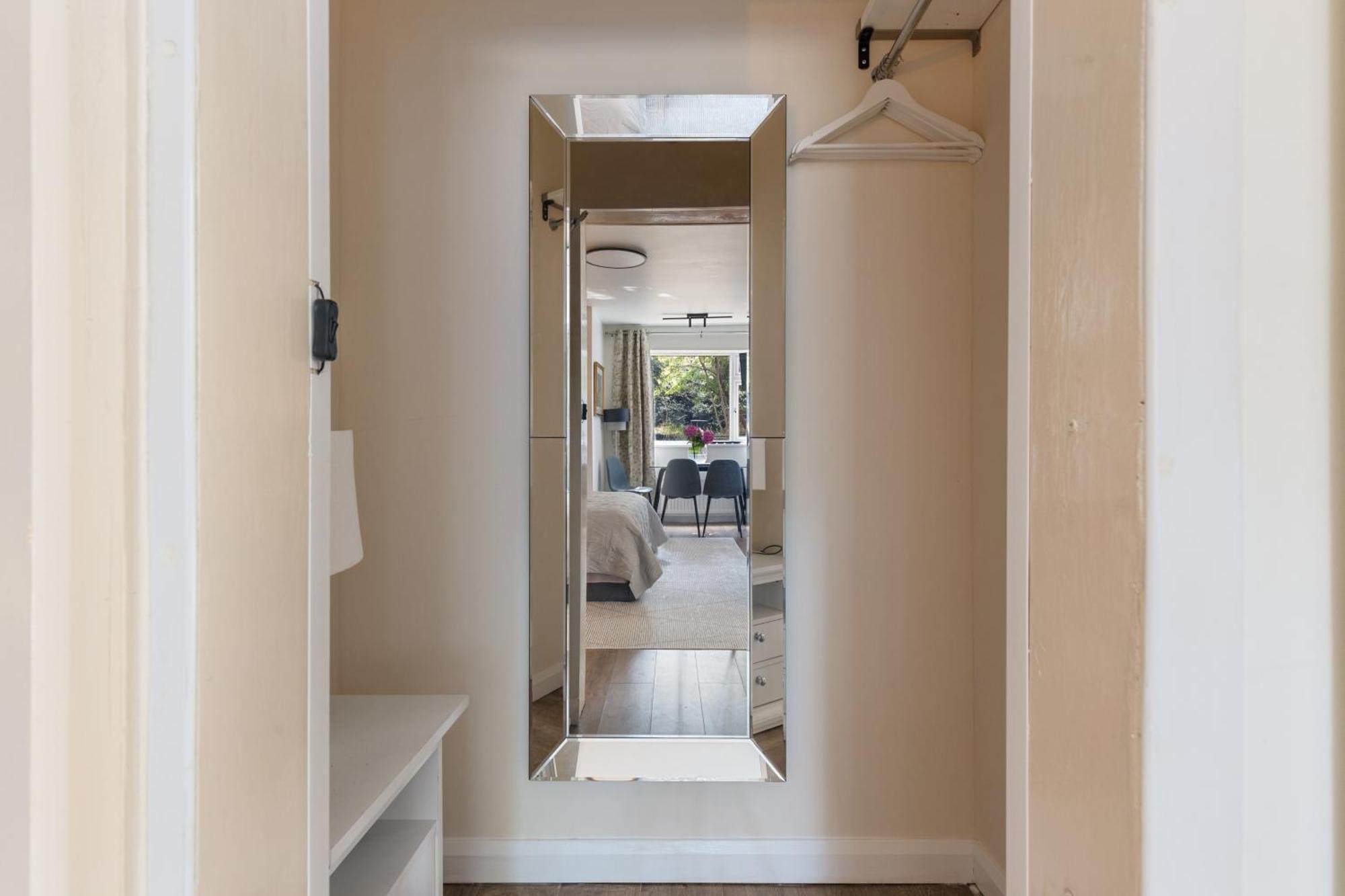 King Studio Apartment With Garden And Parking Ealing Bagian luar foto