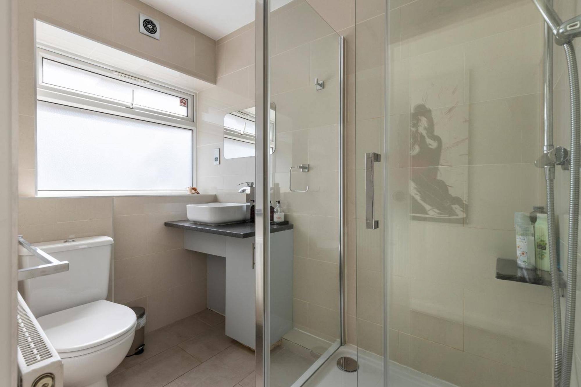 King Studio Apartment With Garden And Parking Ealing Bagian luar foto