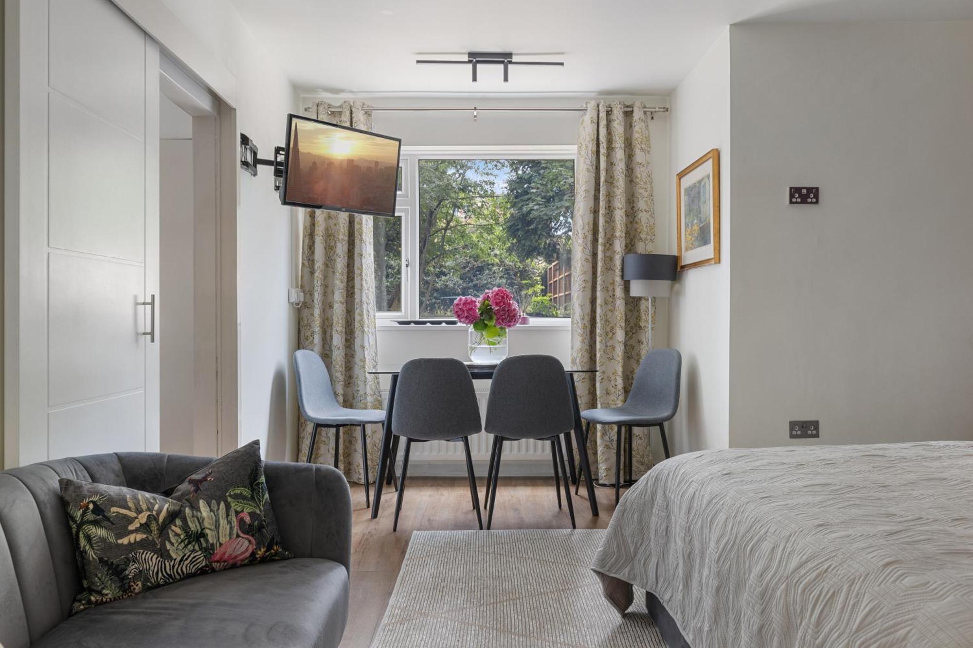 King Studio Apartment With Garden And Parking Ealing Bagian luar foto