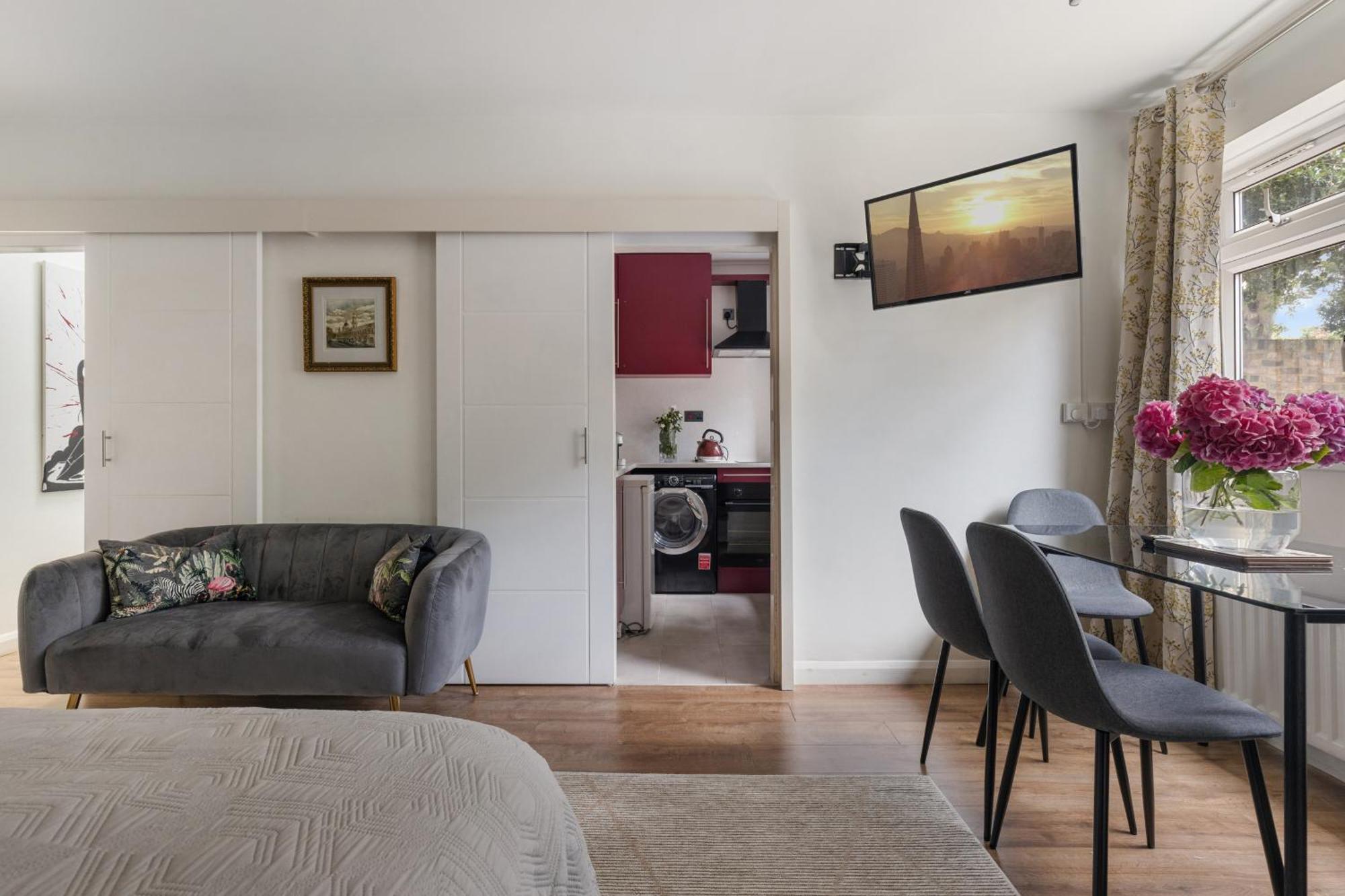 King Studio Apartment With Garden And Parking Ealing Bagian luar foto